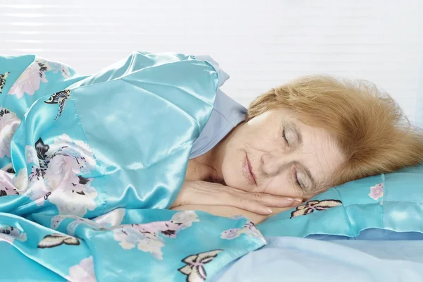 Yatakta mutlu yaşlı kadın — Stok fotoğraf