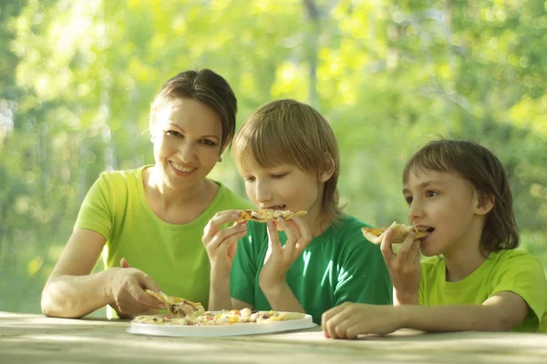 Glada människor äter pizza — Stockfoto