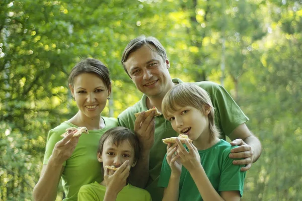 Happy people eat pizza — Stock Photo, Image