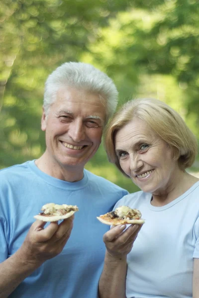 Äldre par äter pizza — Stockfoto