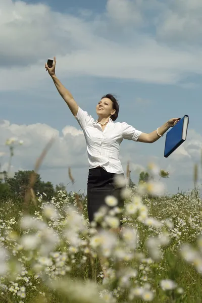 Mujer agradable descansar en la naturaleza —  Fotos de Stock