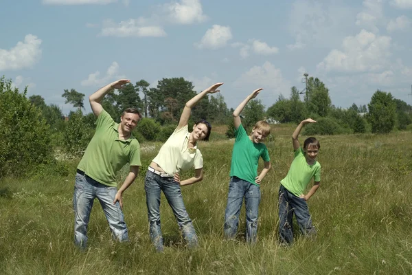 Carino famiglia a natura — Foto Stock