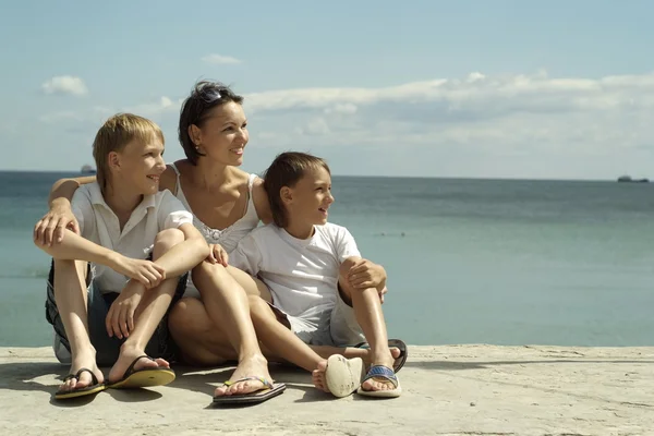 Mãe e filhos no mar — Fotografia de Stock