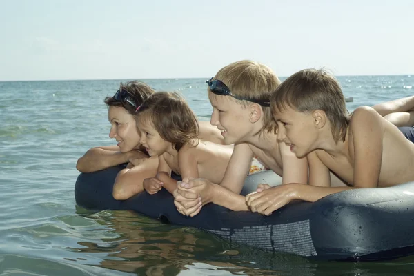 Felice famiglia nuoto — Foto Stock