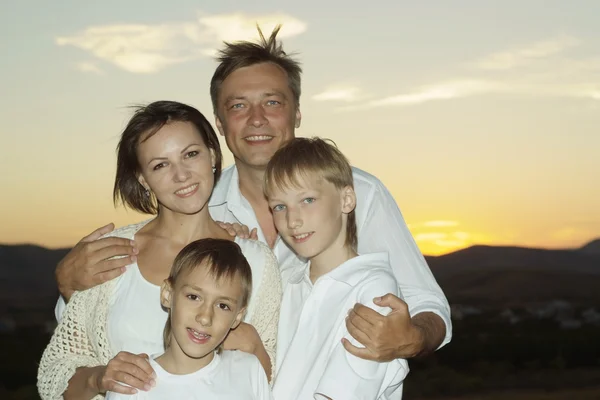 Trevlig familj mot solnedgången — Stockfoto