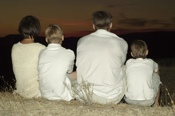 Famiglia amichevole contro il tramonto — Foto Stock