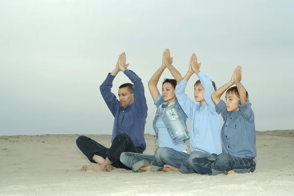 Familjen gör yoga — Stockfoto