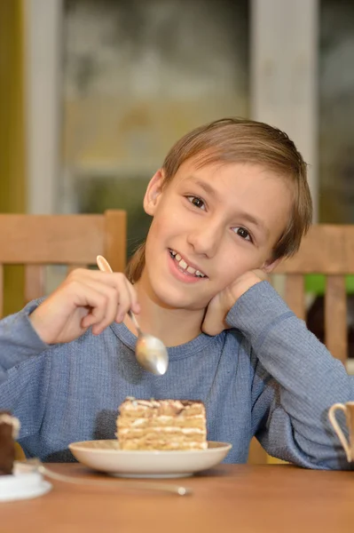 Chlapec jí dort doma — Stock fotografie