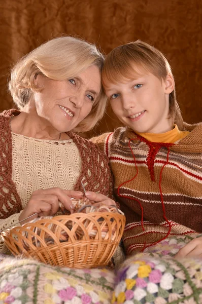 Äldre kvinna stickning med barnbarn — Stockfoto