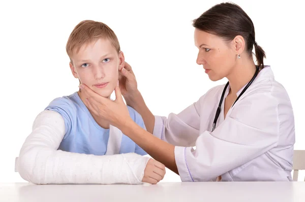 Médica e jovem rapaz — Fotografia de Stock