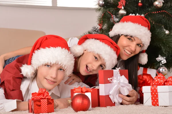 Feliz familia celebrando año nuevo —  Fotos de Stock