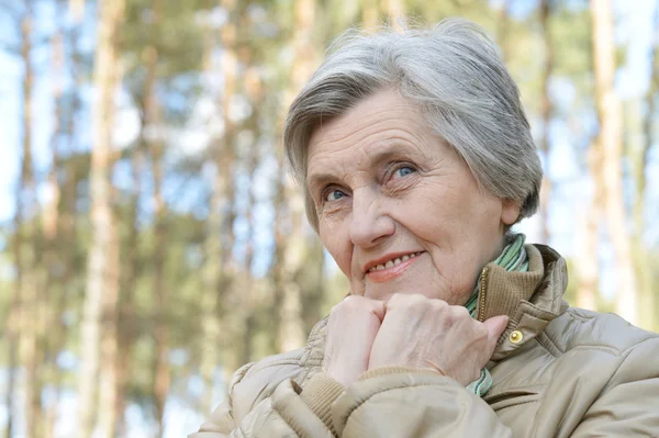 Nadenkend leeftijd vrouw — Stockfoto