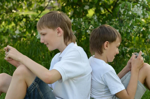 Dwóch chłopców gry na telefon — Zdjęcie stockowe