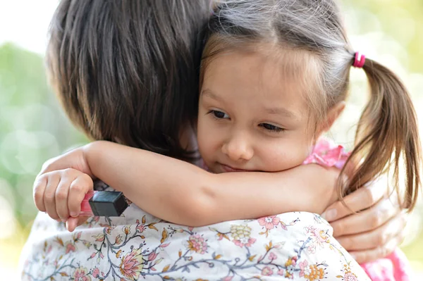 Gelukkige moeder met haar dochter — Stockfoto