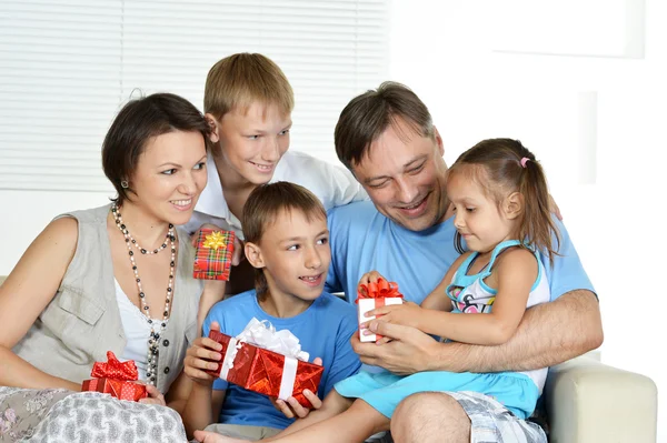 Família amigável com presentes — Fotografia de Stock