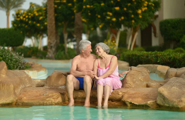 Couple sénior se relaxant à la piscine — Photo