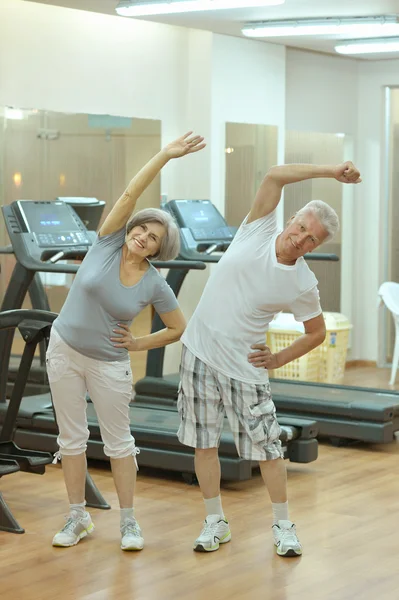 Äldre par träning i gym — Stockfoto