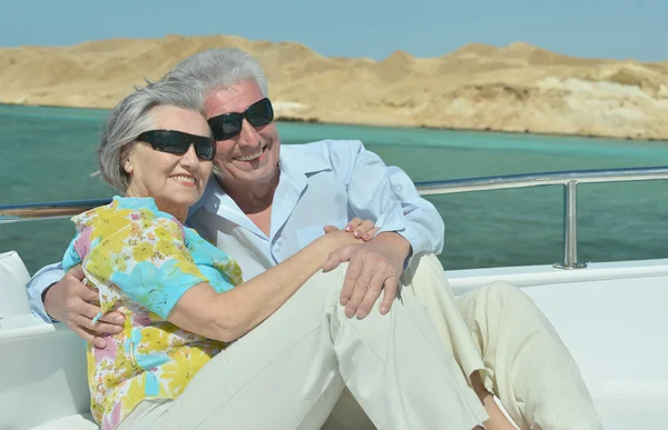 Idosos casal ter um passeio em um barco — Fotografia de Stock