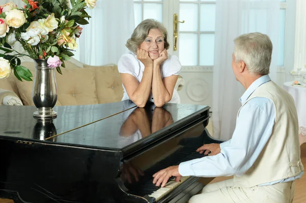 Hermosa pareja de ancianos en casa — Foto de Stock