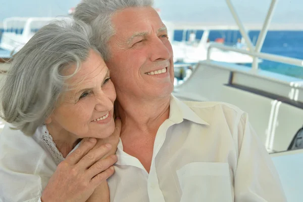 Starší pár si s námi v loďce — Stock fotografie