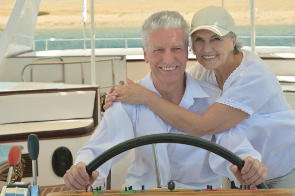 Couple âgé ont une balade dans un bateau — Photo