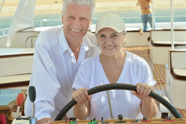 Idosos casal ter um passeio em um barco — Fotografia de Stock