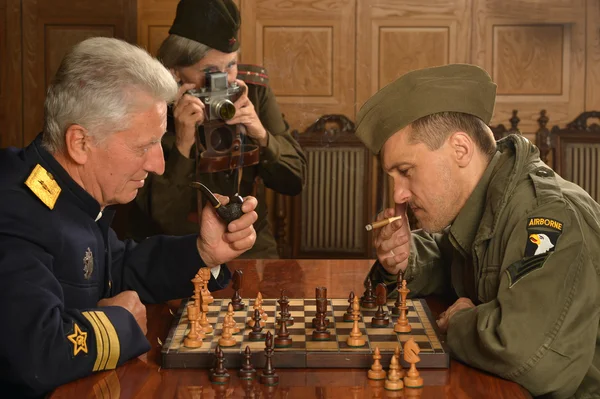 Зрелый генерал играет в шахматы с солдатом — стоковое фото