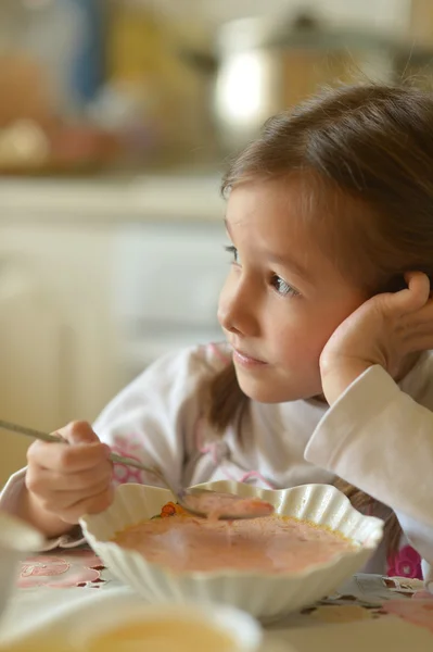 Κορίτσι τρώει σούπα — Φωτογραφία Αρχείου