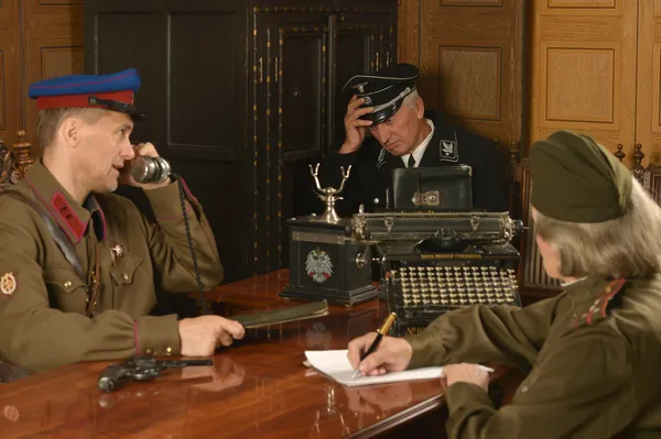 Olgun ordu generali masada askerlerle. — Stok fotoğraf