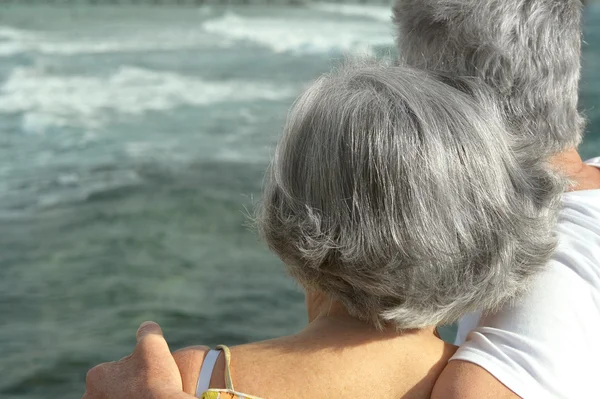 Äldre par på blå havet — Stockfoto