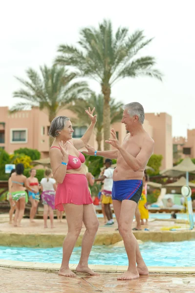 Äldre par stående på i poolen — Stockfoto
