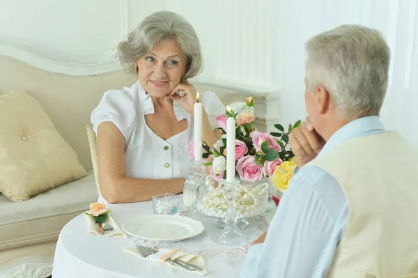 Bejaarde echtpaar met een diner — Stockfoto