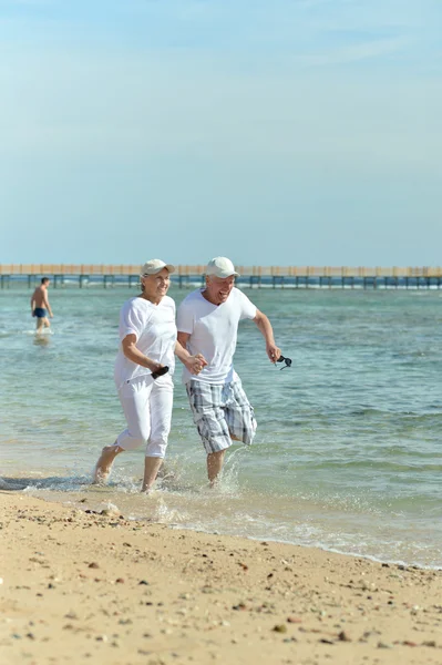 Old couple  on sea beach — Stock Photo, Image