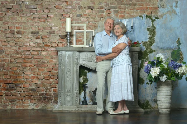 Couple plus âgé en intérieur vintage — Photo