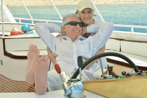 Couple âgé ont une balade dans un bateau — Photo