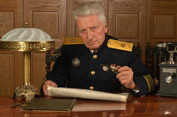 General am Tisch — Stockfoto