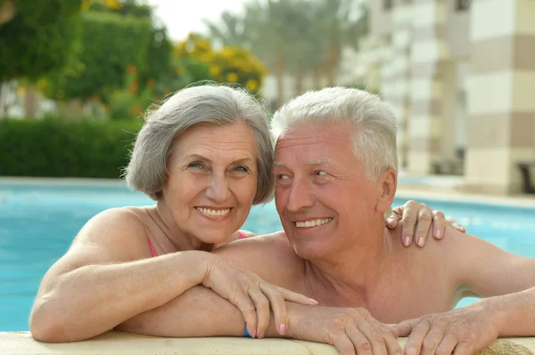 Couple sénior se relaxant à la piscine — Photo