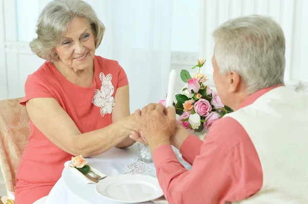 Äldre par med en middag — Stockfoto