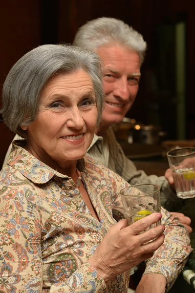 Seniorenpaar beim Abendessen — Stockfoto