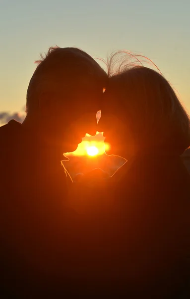 Silhouettes of elderly couple in love — Stock Photo, Image