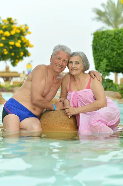 Senior couple relaxing at pool — Stock Photo, Image