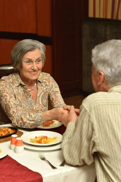 年长的夫妇共进晚餐 — 图库照片