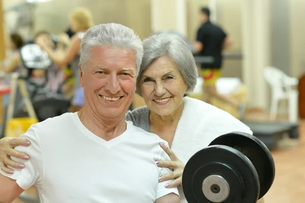 Senior pareja haciendo ejercicio en el gimnasio — Foto de Stock