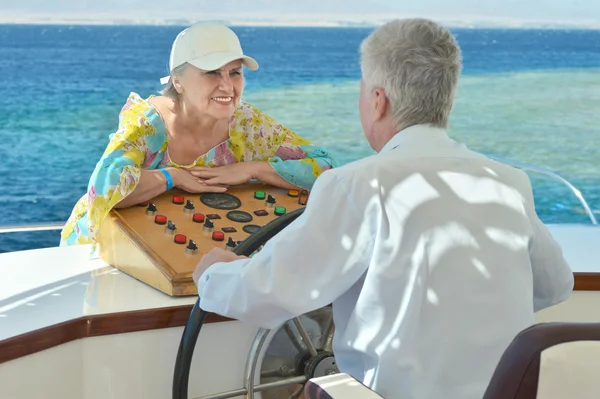 Idosos casal ter um passeio em um barco — Fotografia de Stock