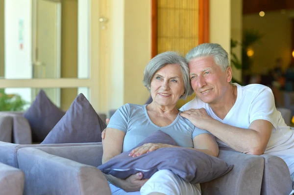 Old couple went to a resort vacation — Stock Photo, Image