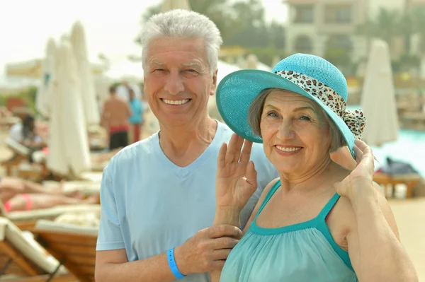 Senior couple by pool — Stock Photo, Image