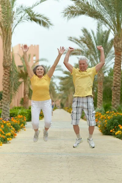 Married couple exercising on fresh air — Stock Photo, Image