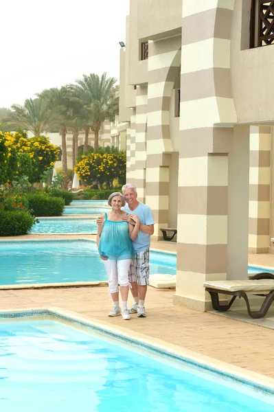 Casal sénior relaxante perto da piscina — Fotografia de Stock