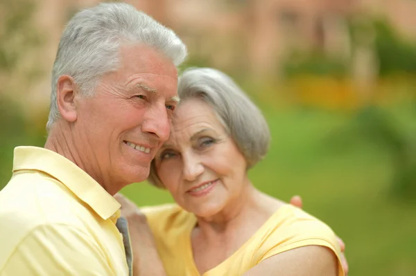 Senior koppel rusten in het resort — Stockfoto