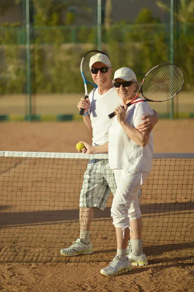 Couple senior jouant au tennis — Photo